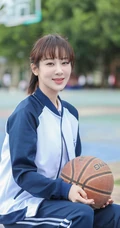 杨紫重回校园，身着校服，手抱篮球，治愈系笑容动人写真照