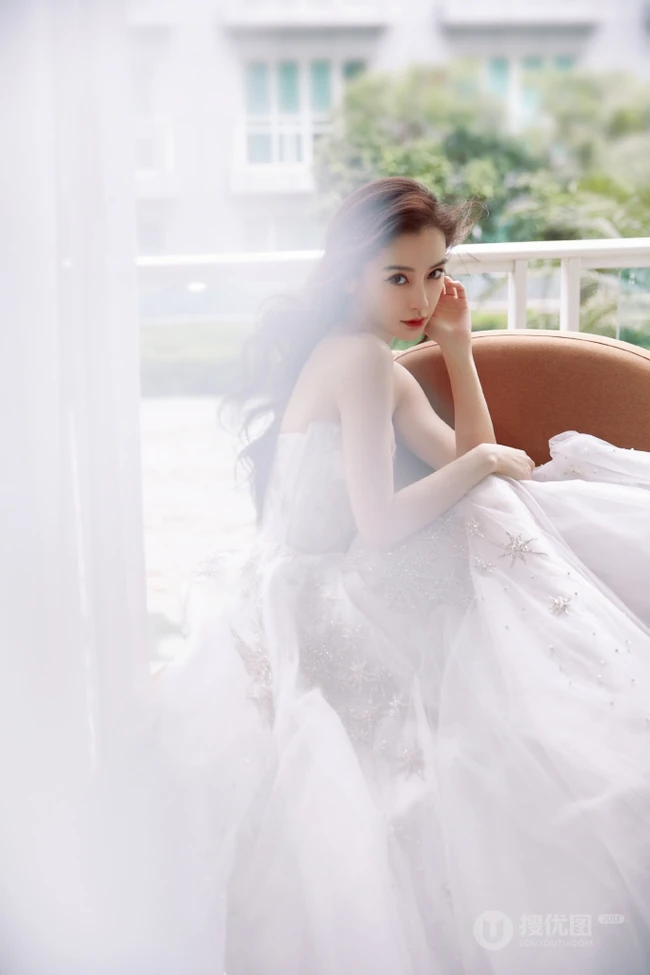 Angelababy杨颖气质V领礼裙白裙礼服仙气飘飘气质写真照片