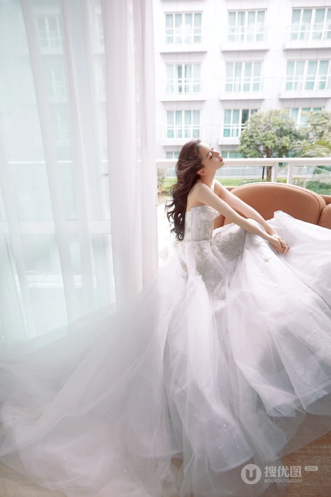 Angelababy杨颖气质V领礼裙白裙礼服仙气飘飘气质写真照片