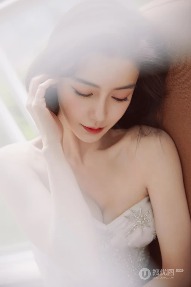 Angelababy杨颖气质V领礼裙白裙礼服仙气飘飘气质写真照片