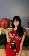 沈月cos赤木晴子，身着宽大篮球服，可爱元气十足美照