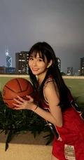 沈月cos赤木晴子，身着宽大篮球服，可爱元气十足美照