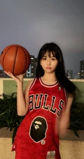 沈月cos赤木晴子，身着宽大篮球服，可爱元气十足美照