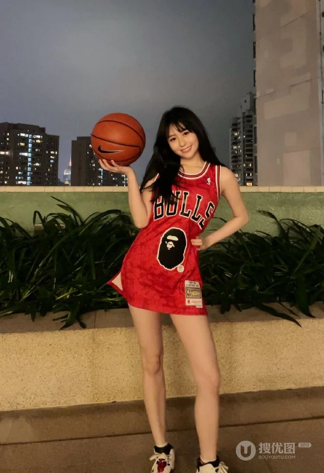沈月cos赤木晴子，身着宽大篮球服，可爱元气十足美照