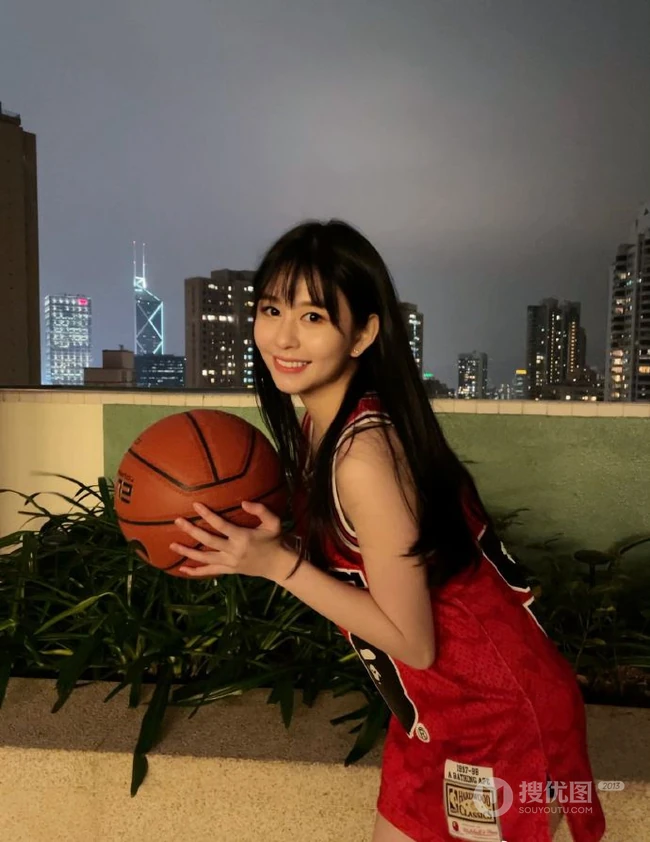 沈月cos赤木晴子，身着宽大篮球服，可爱元气十足美照