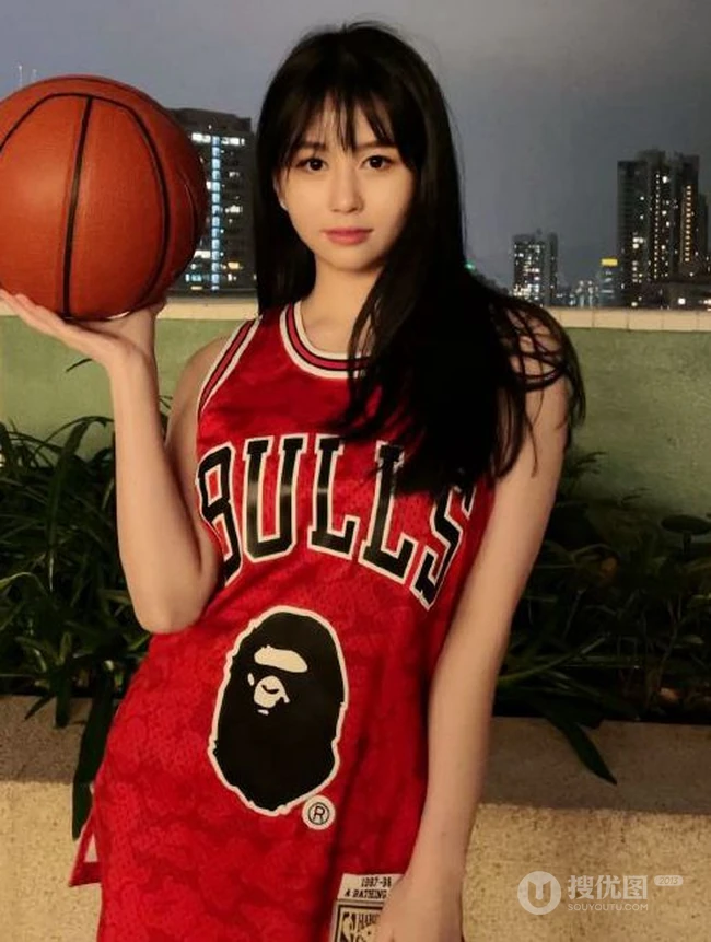 沈月cos赤木晴子，身着宽大篮球服，可爱元气十足美照