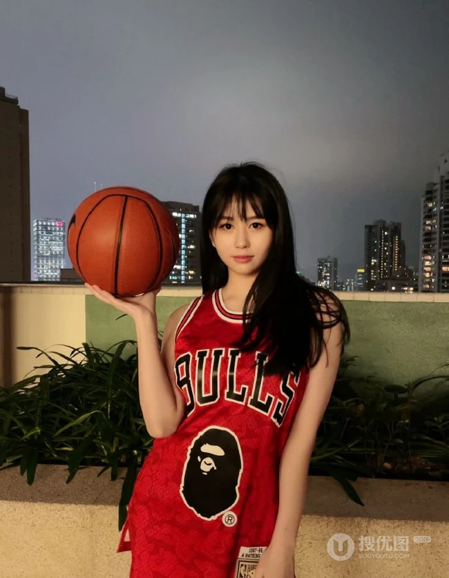 沈月cos赤木晴子，身着宽大篮球服，可爱元气十足美照