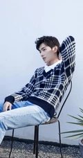 杨洋帅气格纹毛衣衬衫搭配牛仔裤，书生气十足屋外写真图片