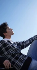 杨洋帅气格纹毛衣衬衫搭配牛仔裤，书生气十足屋外写真图片