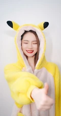戚薇身着皮卡丘可爱睡服摆拍各种poss自拍照片