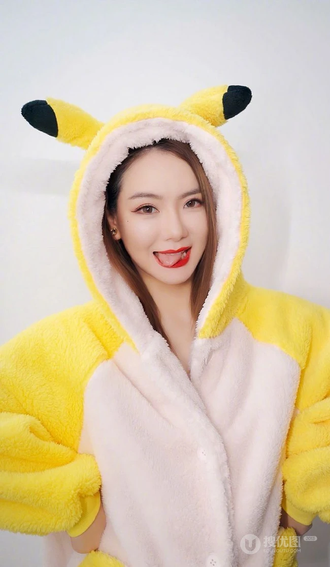 戚薇身着皮卡丘可爱睡服摆拍各种poss自拍照片