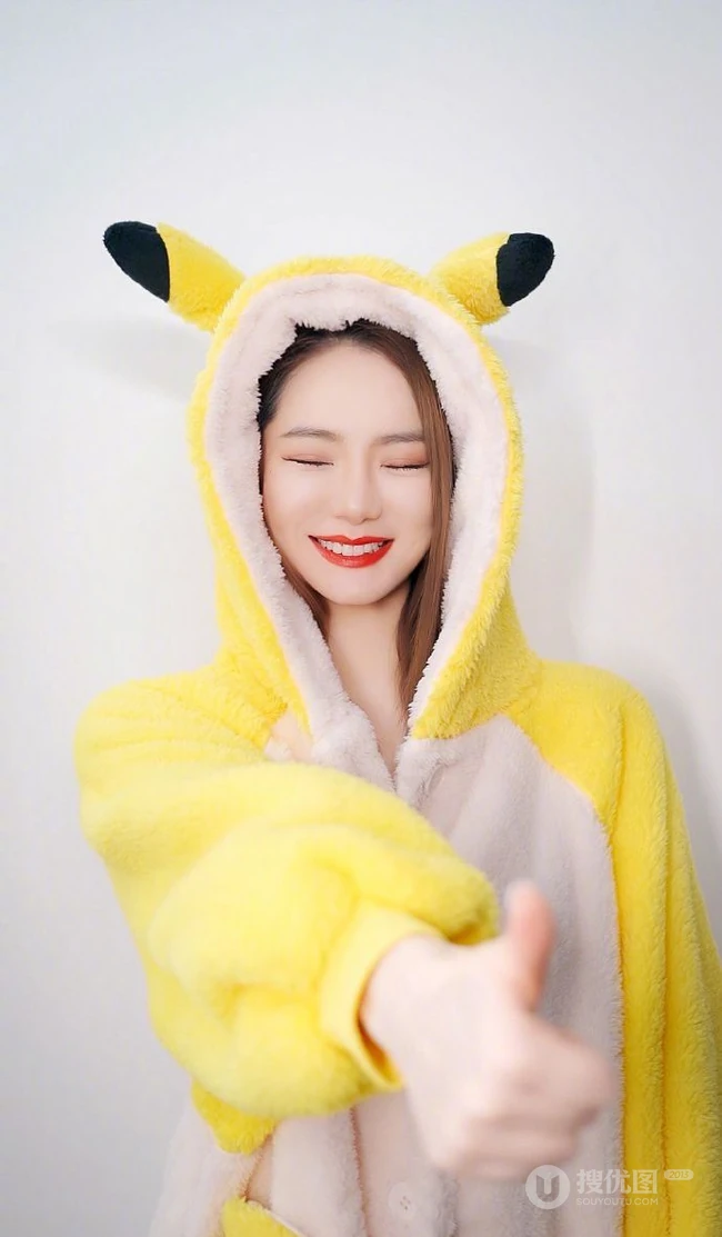 戚薇身着皮卡丘可爱睡服摆拍各种poss自拍照片