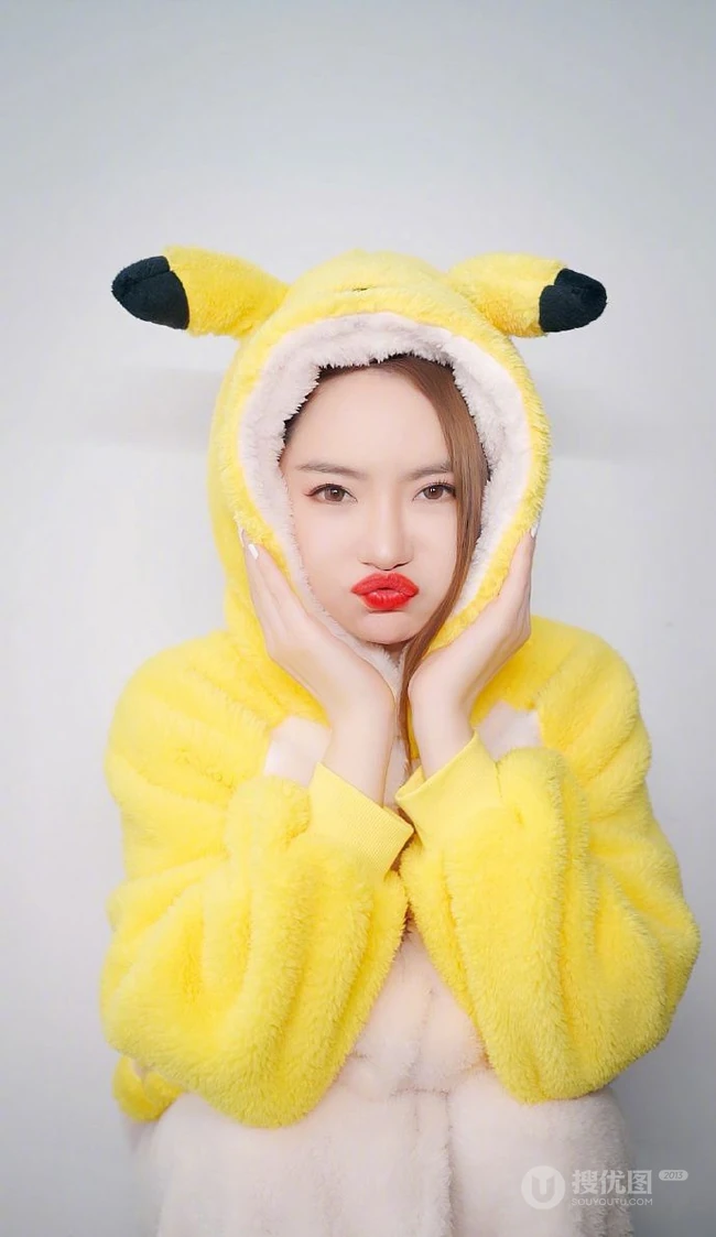 戚薇身着皮卡丘可爱睡服摆拍各种poss自拍照片