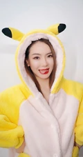 戚薇身着皮卡丘可爱睡服摆拍各种poss自拍照片