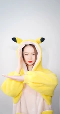 戚薇身着皮卡丘可爱睡服摆拍各种poss自拍照片