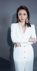 气质轻熟柳岩湿发发型优雅气质穿搭最新写真美照