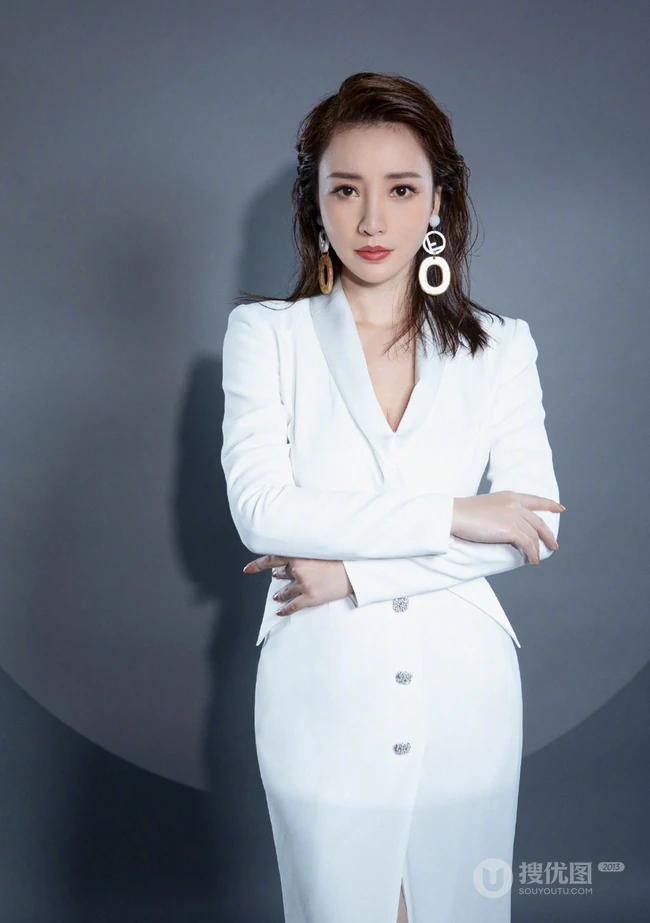 气质轻熟柳岩湿发发型优雅气质穿搭最新写真美照