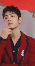 肖战烫发短发发型搭配红色西服帅气阳光写真照片