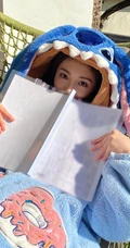 周洁琼绿洲晒可爱自拍照，身着蓝色厚实卡通睡衣享受冬日暖阳