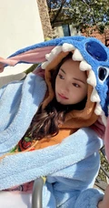 周洁琼绿洲晒可爱自拍照，身着蓝色厚实卡通睡衣享受冬日暖阳