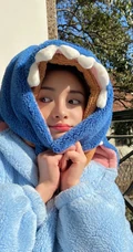 周洁琼绿洲晒可爱自拍照，身着蓝色厚实卡通睡衣享受冬日暖阳