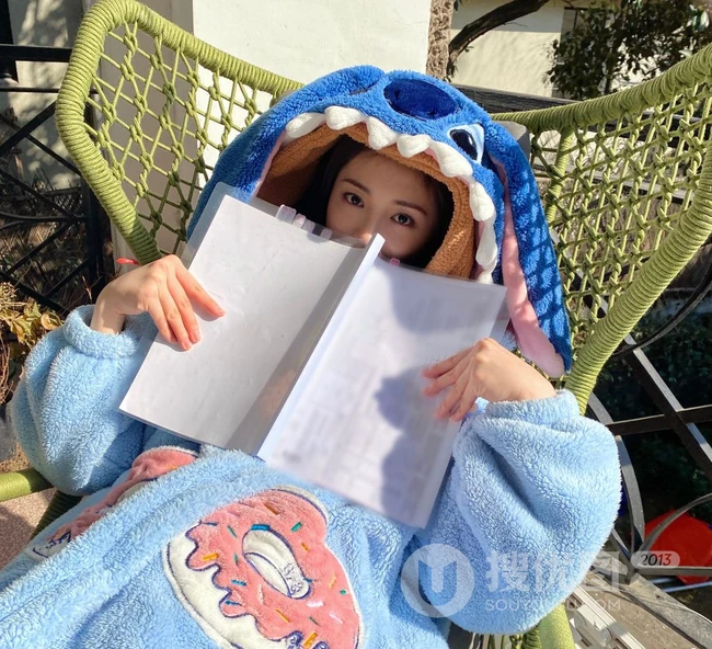 周洁琼绿洲晒可爱自拍照，身着蓝色厚实卡通睡衣享受冬日暖阳
