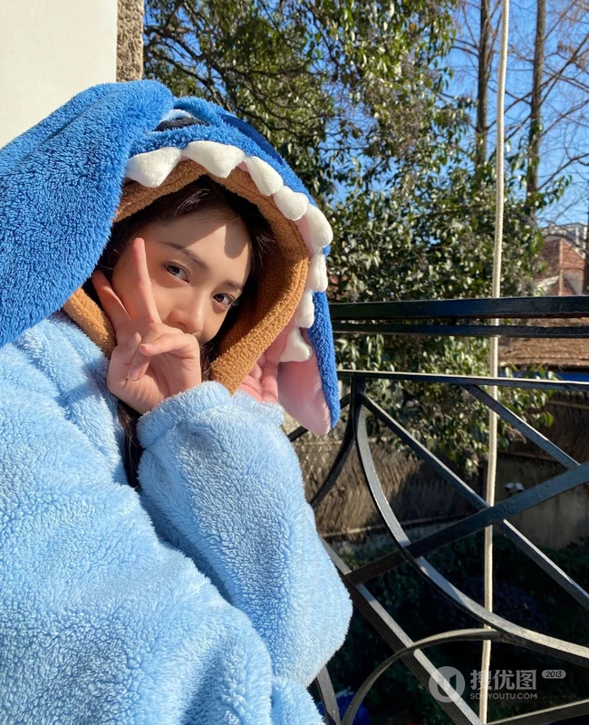 周洁琼绿洲晒可爱自拍照，身着蓝色厚实卡通睡衣享受冬日暖阳