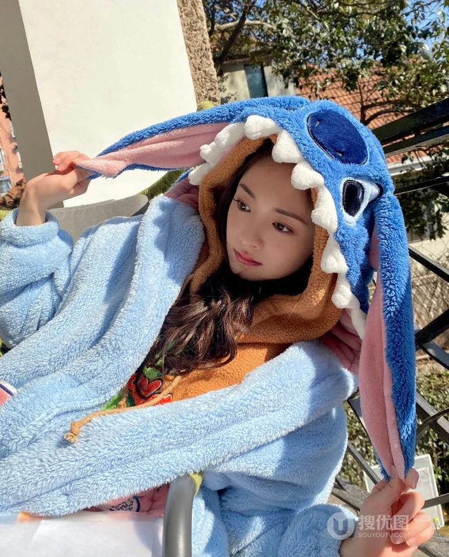 周洁琼绿洲晒可爱自拍照，身着蓝色厚实卡通睡衣享受冬日暖阳