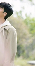 井柏然化身小清新帅哥，身着浅色轻薄大衣，徜徉户外，享受阳光