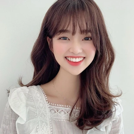 甜美又耐看的中长卷，空气刘海卷发少女笑容甜美高清发型图片生活照参考