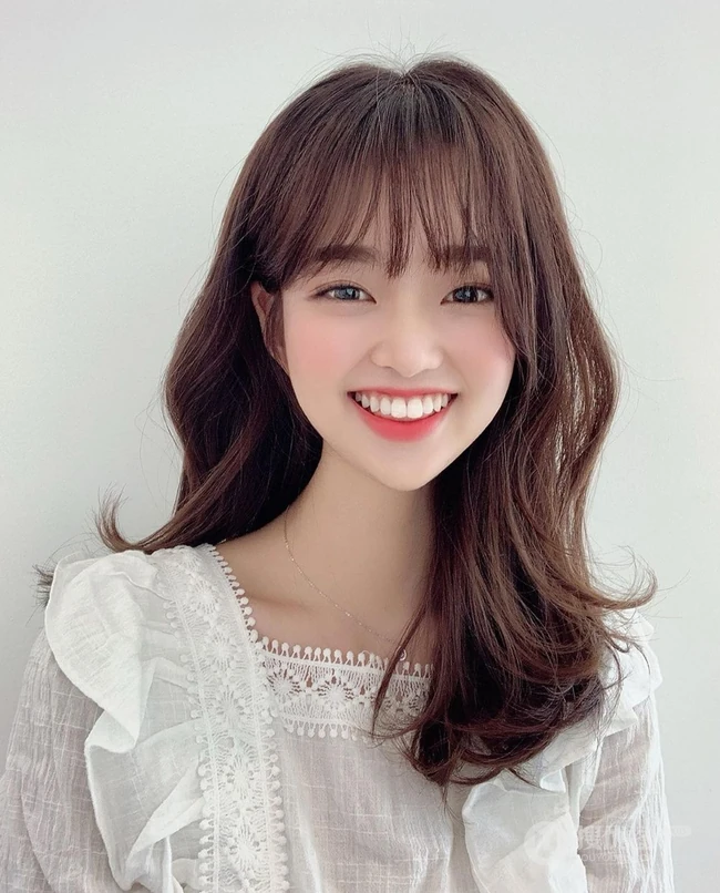 甜美又耐看的中长卷，空气刘海卷发少女笑容甜美高清发型图片生活照参考 第1张