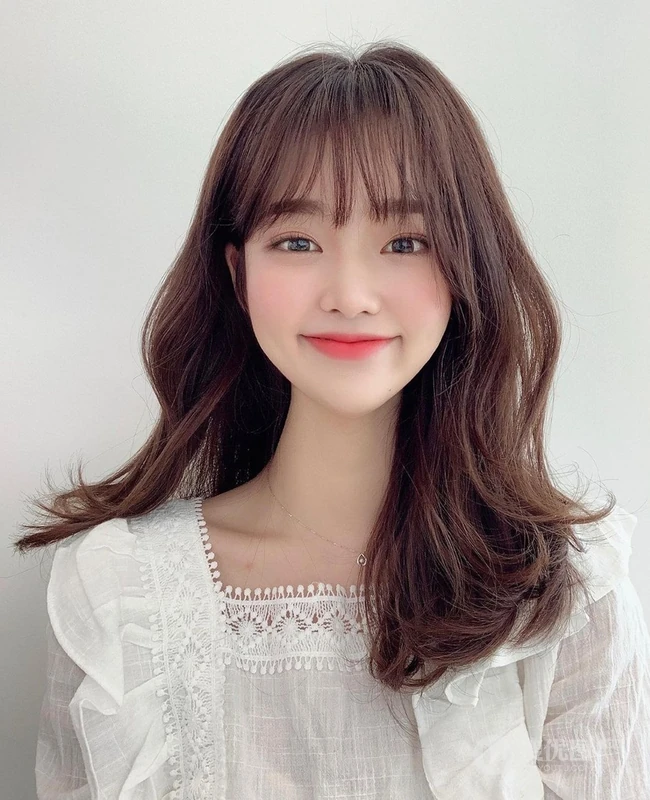 甜美又耐看的中长卷，空气刘海卷发少女笑容甜美高清发型图片生活照参考 第7张