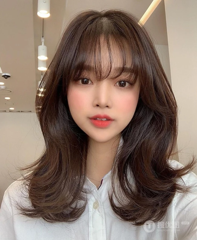 甜美又耐看的中长卷，空气刘海卷发少女笑容甜美高清发型图片生活照参考 第6张