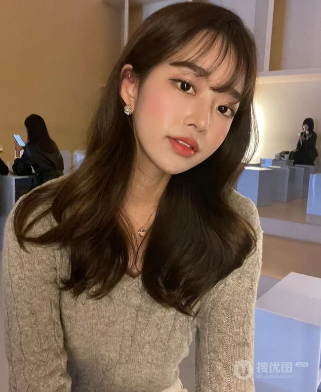 甜美又耐看的中长卷，空气刘海卷发少女笑容甜美高清发型图片生活照参考 第4张