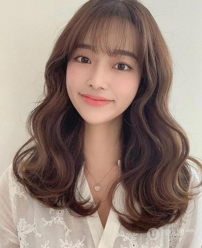 甜美又耐看的中长卷，空气刘海卷发少女笑容甜美高清发型图片生活照参考 第5张