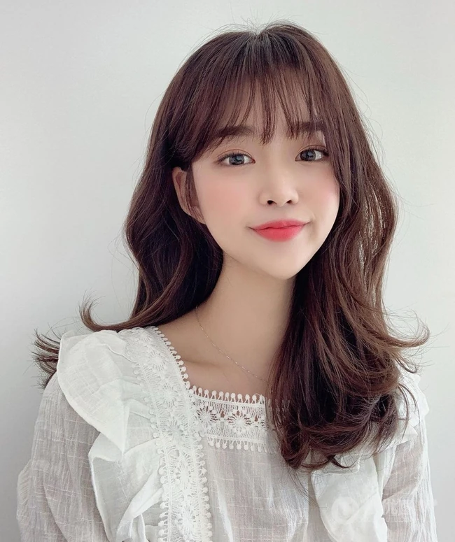 甜美又耐看的中长卷，空气刘海卷发少女笑容甜美高清发型图片生活照参考 第2张