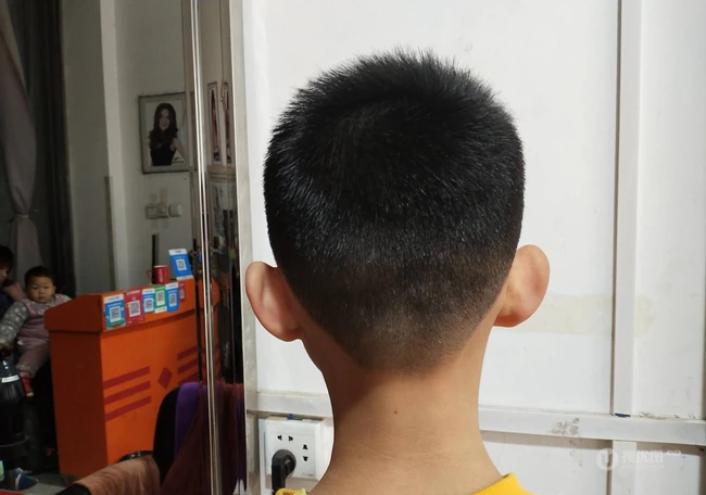 帅气小男孩发型图片，个性十足的儿童，男孩子刻痕短发发型图集 第3张