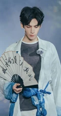 品茶 执扇 风度翩翩，罗云熙微博晒最新帅气写真照片
