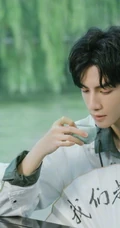 品茶 执扇 风度翩翩，罗云熙微博晒最新帅气写真照片