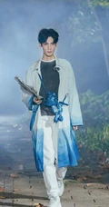 品茶 执扇 风度翩翩，罗云熙微博晒最新帅气写真照片