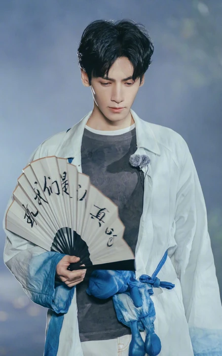 品茶 执扇 风度翩翩，罗云熙微博晒最新帅气写真照片