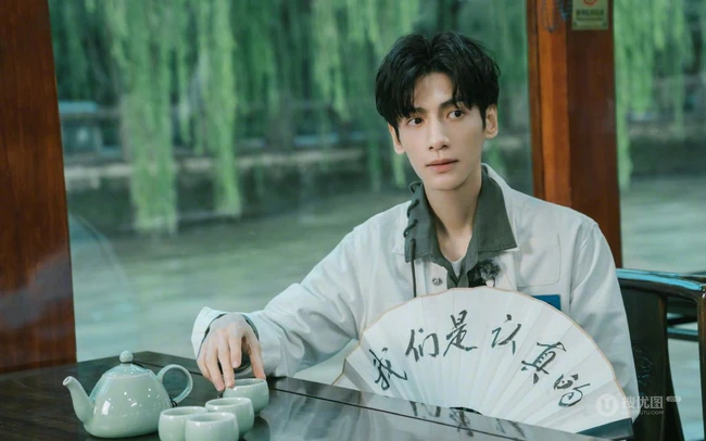 品茶 执扇 风度翩翩，罗云熙微博晒最新帅气写真照片