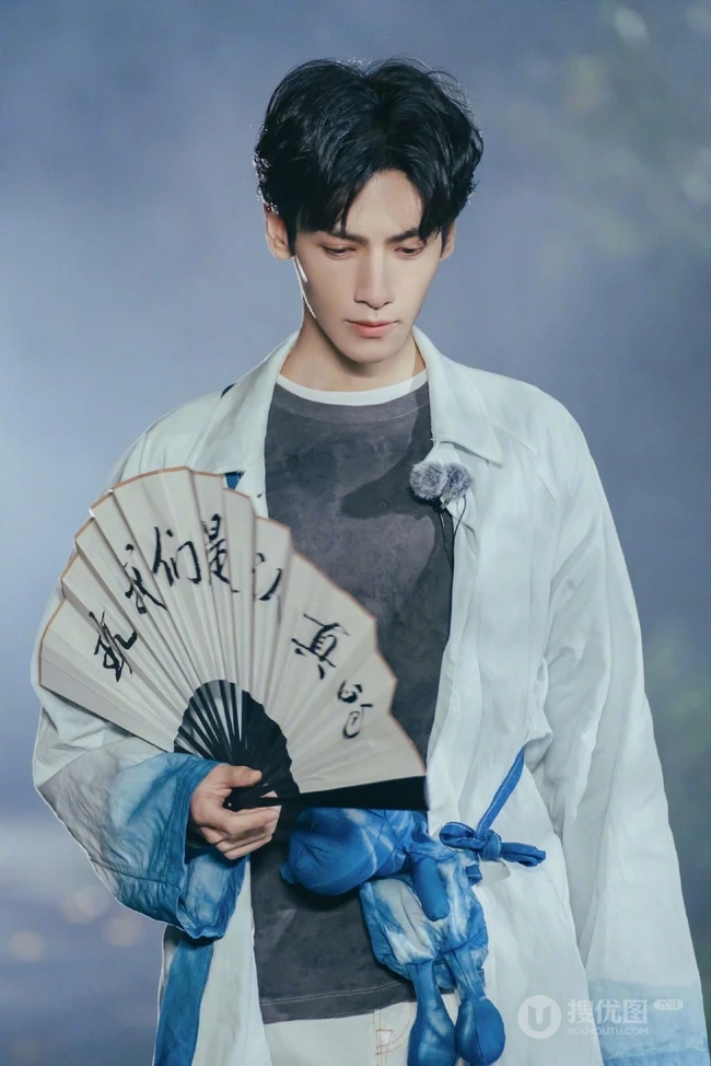 品茶 执扇 风度翩翩，罗云熙微博晒最新帅气写真照片