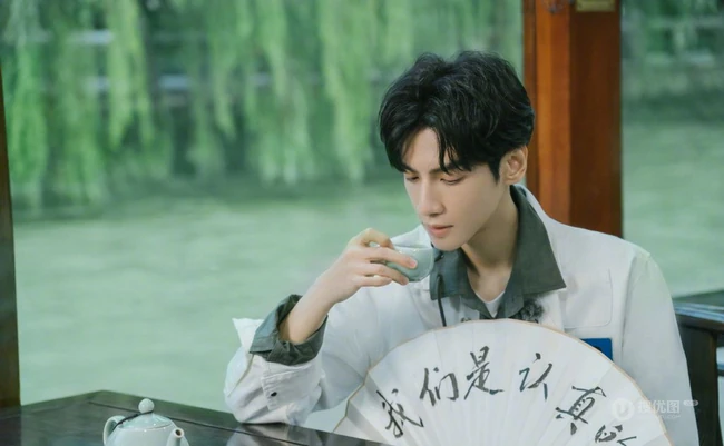 品茶 执扇 风度翩翩，罗云熙微博晒最新帅气写真照片