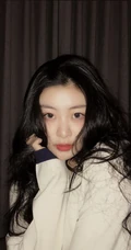 台湾流行乐女歌手王承渲微博晒最新可爱自拍照，自侃文案难写，求标题