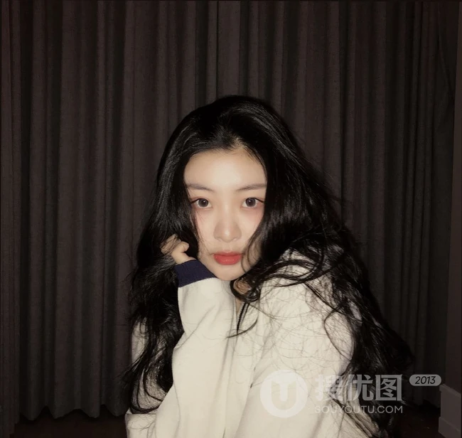 台湾流行乐女歌手王承渲微博晒最新可爱自拍照，自侃文案难写，求标题