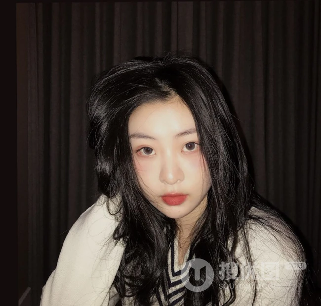 台湾流行乐女歌手王承渲微博晒最新可爱自拍照，自侃文案难写，求标题