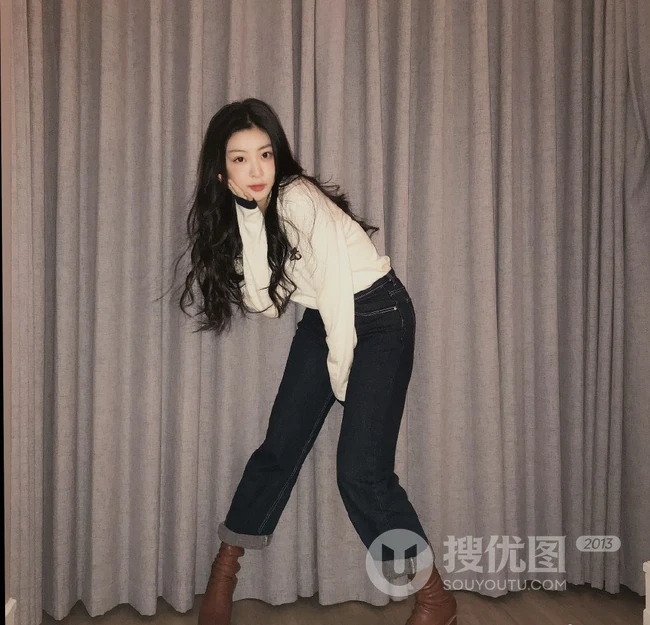 台湾流行乐女歌手王承渲微博晒最新可爱自拍照，自侃文案难写，求标题