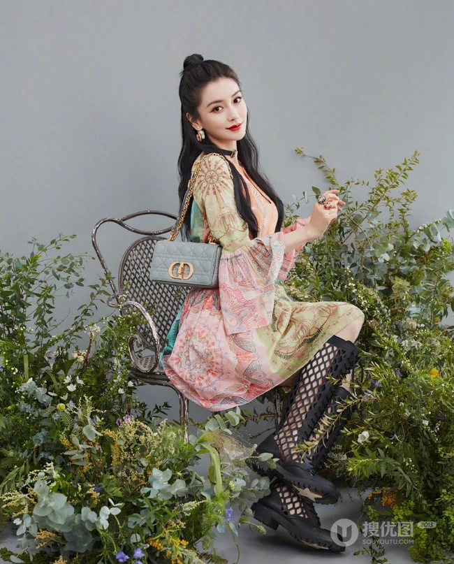 angelababy身穿花衣，背着新的一年全新名牌手袋代言写真照片