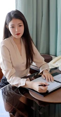 精选气质时尚小秘书Laura苏雨彤米色衬衫黑裙肉袜装穿搭显高挑动人身材写真